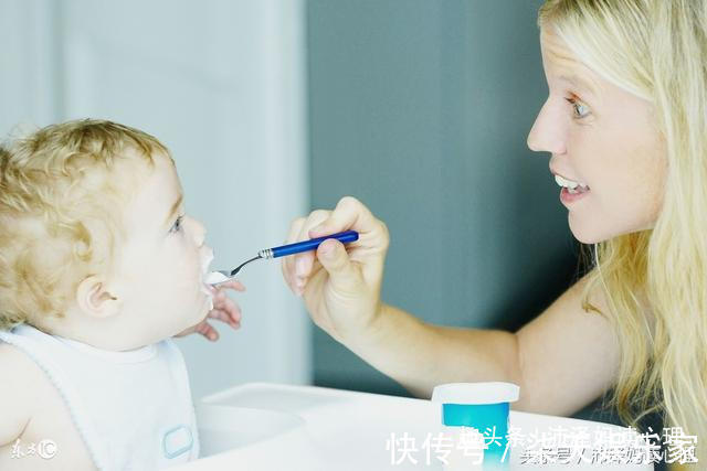 二宝|一岁宝宝一次能吃一小碗米粉、稀粥,却遭到育婴师狠狠地批评