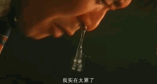 |搞笑GIF：嫂子为了让大哥戒烟 使尽了她浑身招数