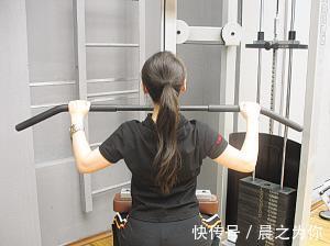 健身|健身美女香肩美背美女性感迷人，这样做，你的背也可以很美