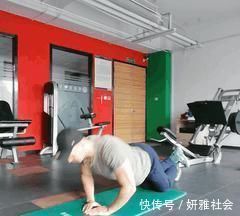 做俯卧撑|俯卧撑，健身界公认的黄金训练动作，你能坚持做几个