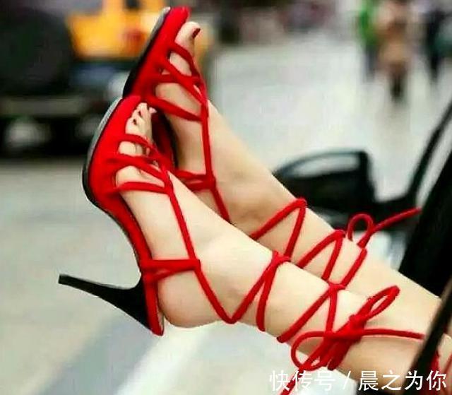 足尖 细跟鞋宛如夜空中的繁星,让光彩在你的足尖绽放!