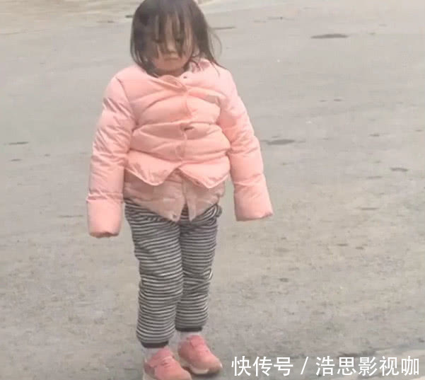 宝妈|“邋遢奶爸”带娃出门火了,不知所措的萌娃在风中凌乱了发丝