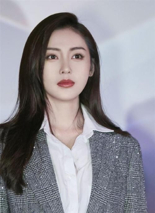  气质|女人50岁后，别再剪短发了！今年流行这些发型，时髦减龄又气质