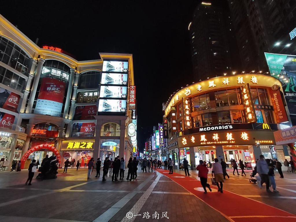 广州第一条步行街，全长超过一公里，建筑中西合璧，夜景好漂亮