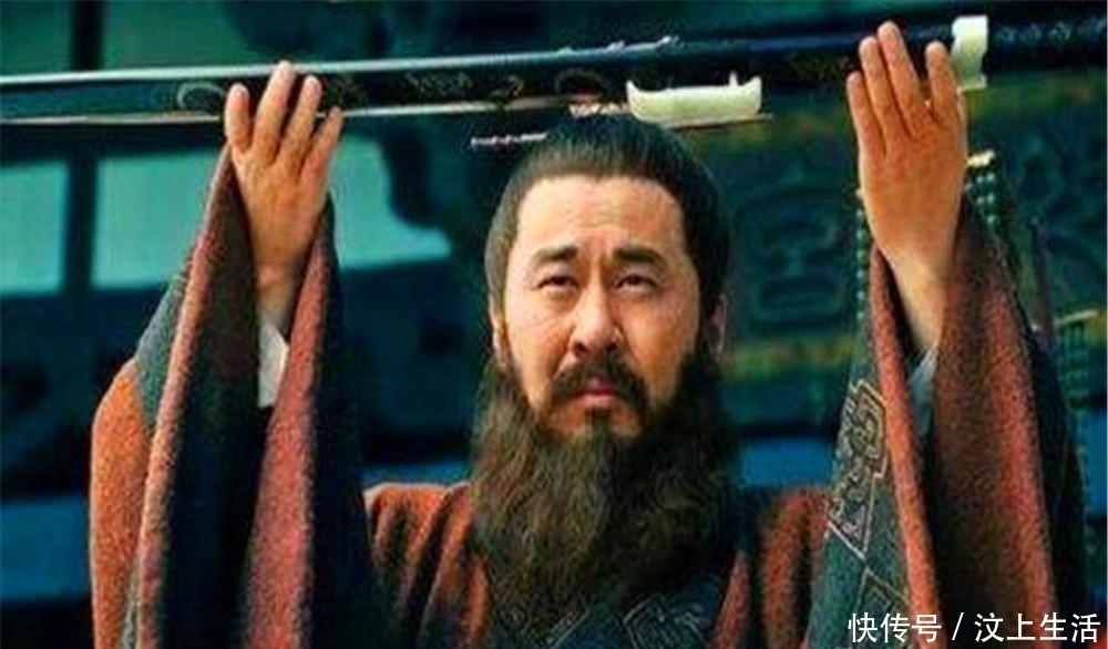 孙策|孙策的托孤大臣张昭,为何在赤壁之战前,要力主孙权向曹操投降呢