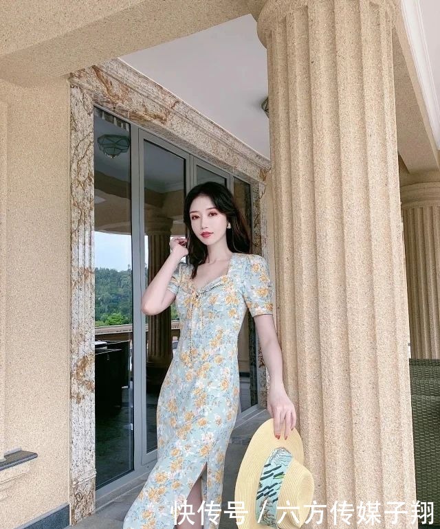 这身印花裙真有特色,V领处打个蝴蝶结,女人的贵气立马浮现