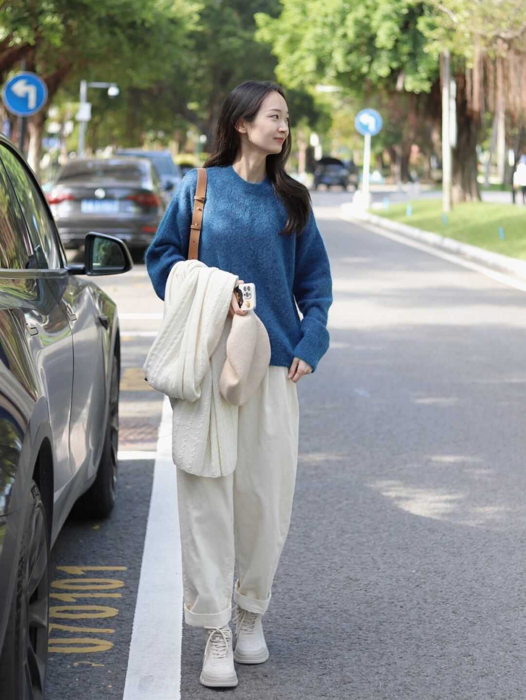 针织开衫 克莱因蓝不好配色?黑白红是标配,棕色米灰也可以“炒”一下CP