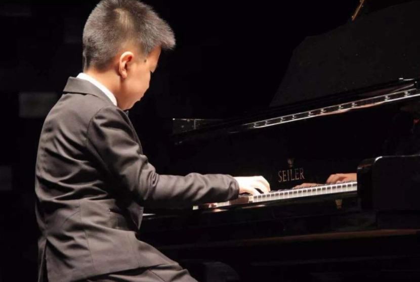 兴趣|你为自家孩子报名了哪些兴趣辅导班?学钢琴过时了,第一种烧钱呀