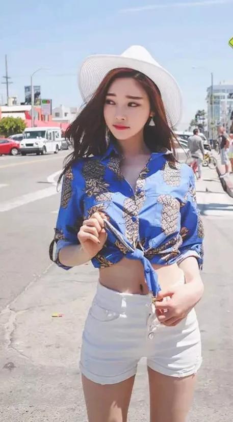 牛仔|光彩气质露肩装配牛仔短裤,清爽大方显气质