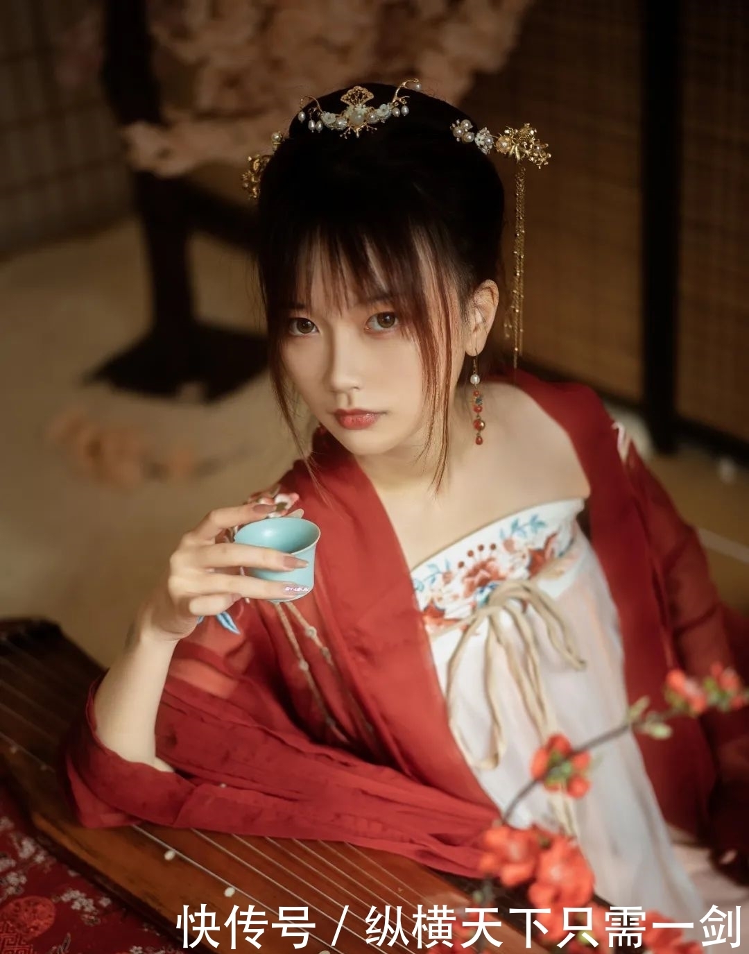 露华浓|图集鉴赏|汉服美少女:“云想衣裳花想容,春风拂槛露华浓。”