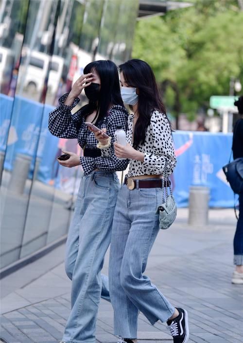 春末夏初，直筒牛仔裤在时尚姑娘身上，搭配出不同的时尚效果