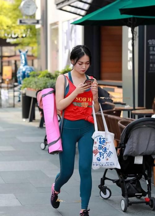 背心|小姐姐健身归来，红色背心外穿再搭配上瑜伽裤，真是性感到没朋友
