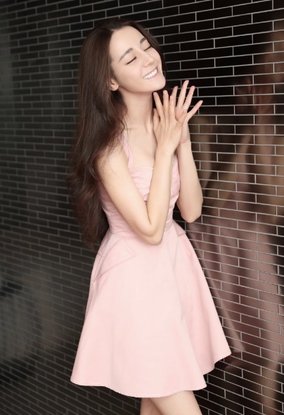 皮肤|天生“桃花脸”的女人,面部都有4个特征,让异性走路都“撞墙”