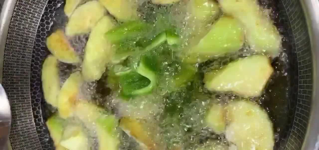 传统东北地三鲜的做法,咸香入味色泽油亮,东北人百吃不腻