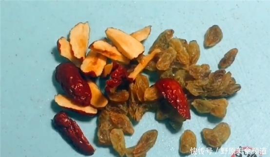 把牛奶倒入锅中一搅一压,出锅比奶酪还香,孩子吃一次就念念不忘