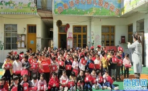 赫章|暖心！2397个儿童防护包发给赫章幼儿园和安置点娃娃