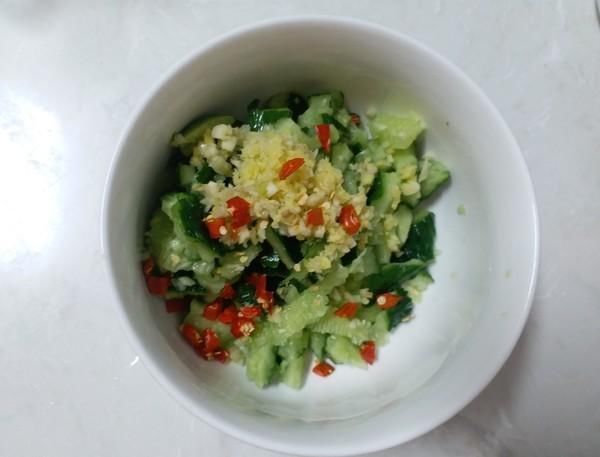 拌黄瓜,这2种调料不要放,10人做8人错,难怪不入味还发苦