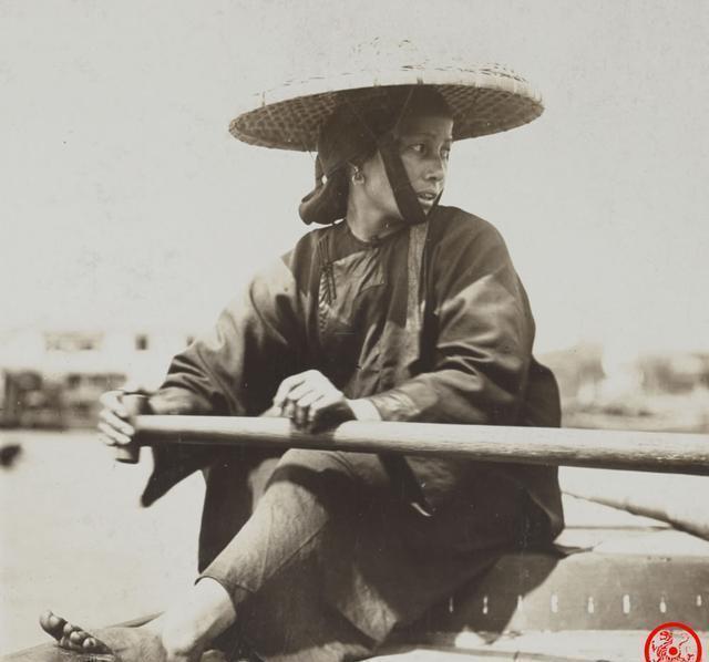 老照片|晚清老照片：小脚贵妇穿华丽汉服，新婚夫妻表情严肃