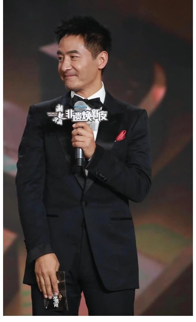 郭曉冬和藍羽老師主持《潮起中國非遺煥新夜，真是帥哥美女