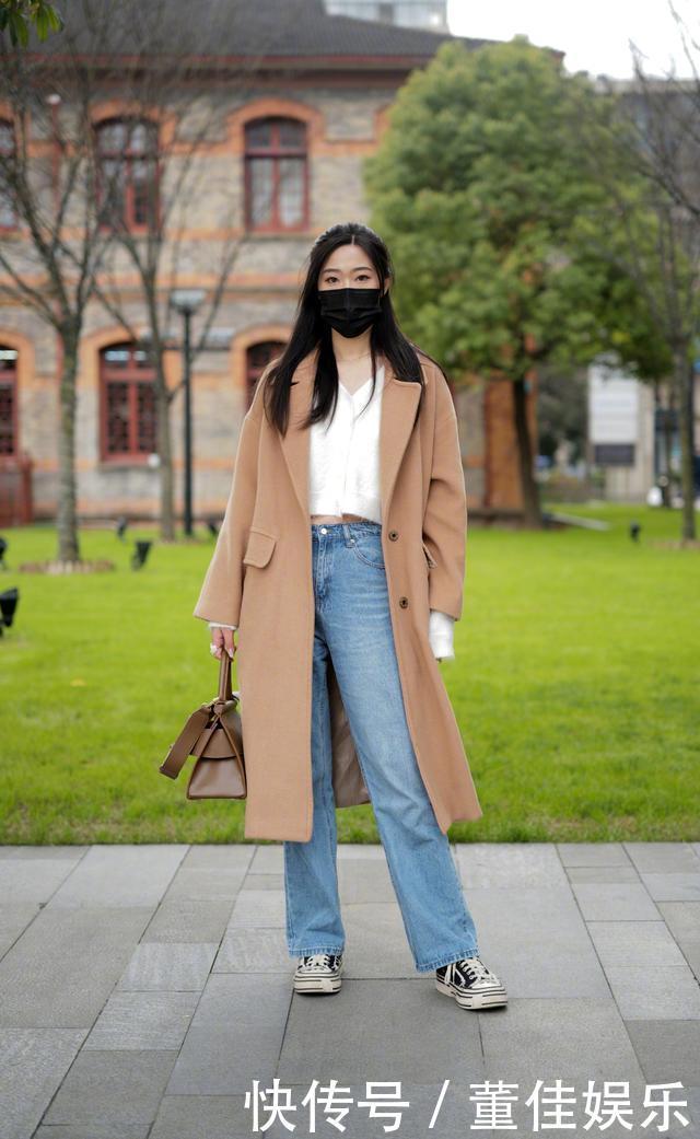 女人再懒,穿大衣也别配直筒裤,学下面潮人这样来穿,时髦又显瘦