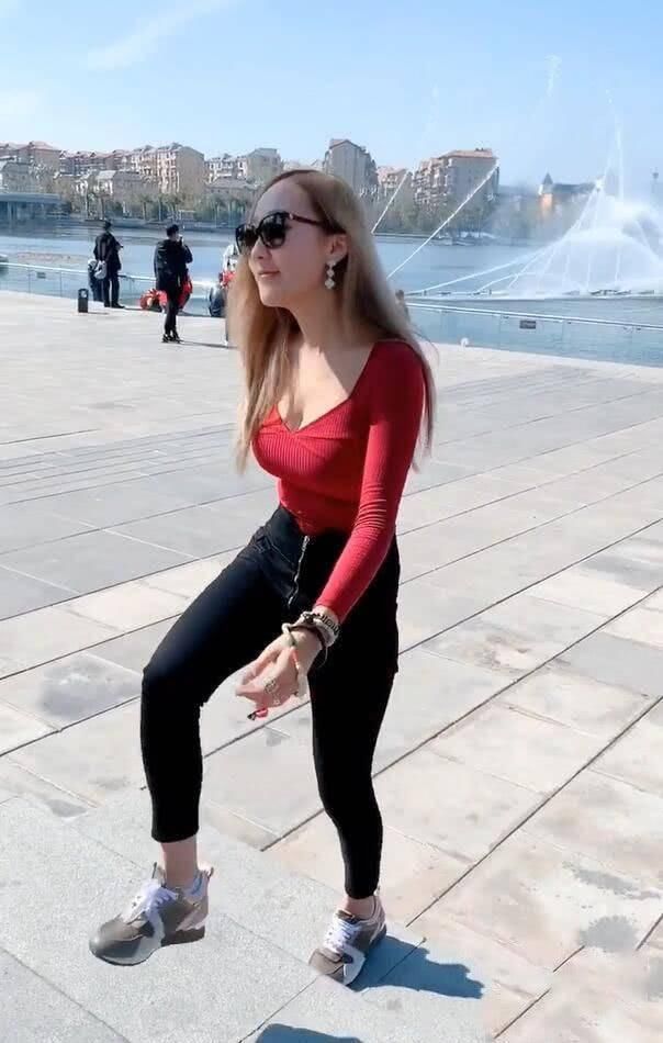 广场上的时尚美女，穿搭御姐风格，塑造“高冷女神”魅力