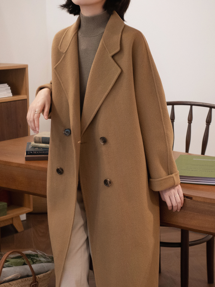 小个子 放弃打底裤吧,潮人更喜欢“大衣+小白裤”,清爽时髦显腿长!