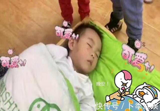 宝妈|幼儿园“贪睡宝宝”赖床不起,老师同学全员出动,宝宝依旧睡得香