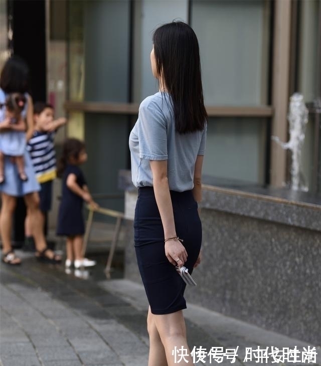 项链 连衣裙散发着浓郁的时尚气息，清爽又个性