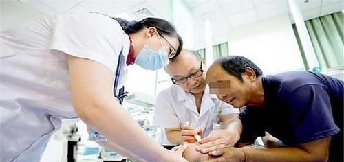 刘女士|5岁男孩将502滴入眼睛,随后妈妈的应急措施,医生都忍不住称赞