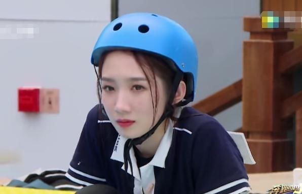 孟美岐“生理期”還下水錄跑男當(dāng)注意她坐下的姿勢(shì)，女生看了都懂