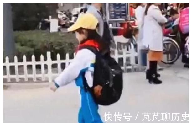 宝爸|爸爸穿工服接女儿放学,站得远远的害怕给女儿丢脸,但有些想多了