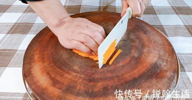 冬天这样吃菠菜,比红烧肉还下饭,加上两个鸡蛋,10分钟就上桌