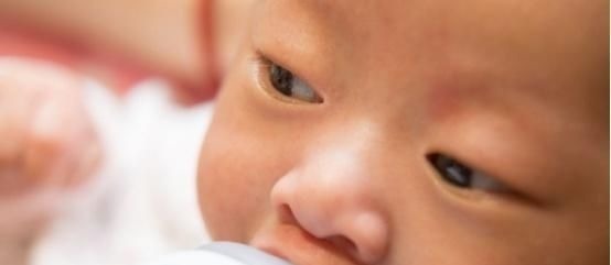 发育|周岁以内的宝宝，如果存在这四种表现，可能发育的比较迟缓