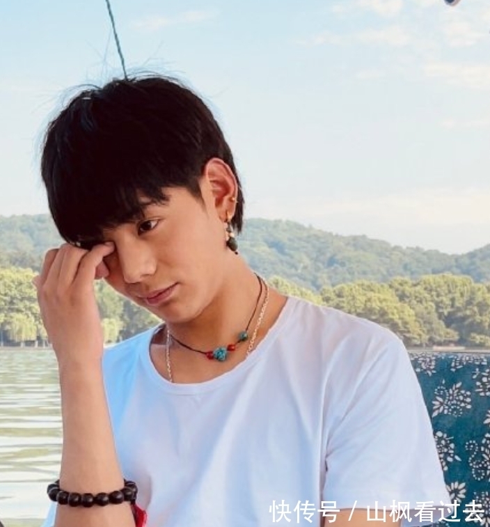 连线|宁静在《中餐厅》洗碗,误入丁真连线女排直播间,给丁真擦脸好宠