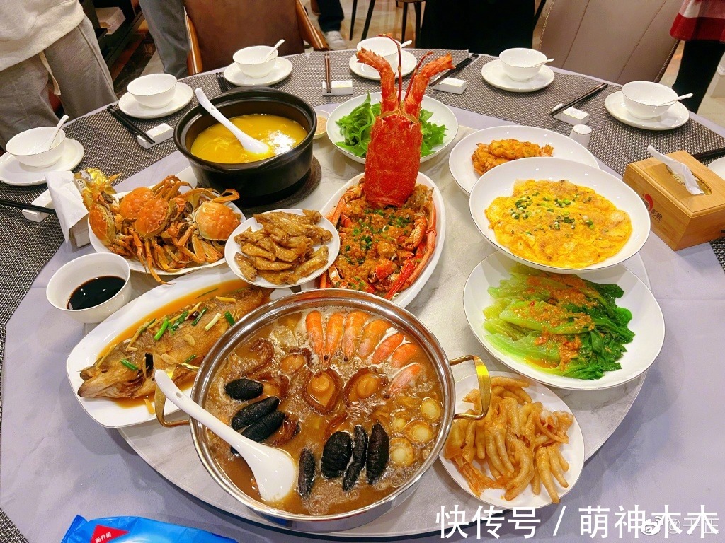 明星年夜饭来了!肖战下厨荤素搭配,关晓彤丰盛,颖儿晒春晚伙食