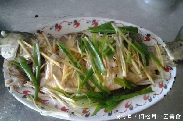 清蒸鲈鱼时，先淋酱油还是先淋豉油多加一步，鱼肉鲜嫩入味