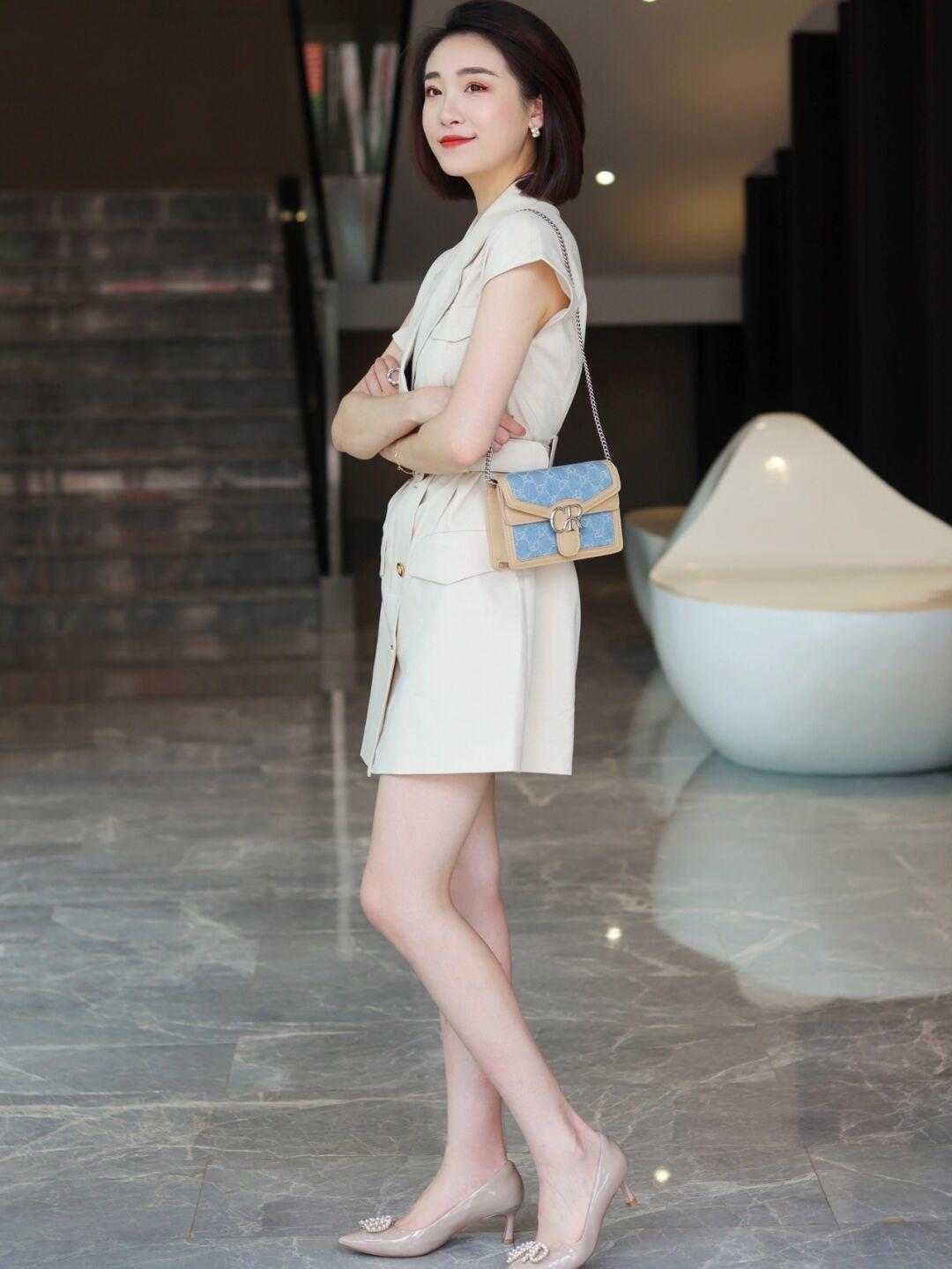 印花|夏季怎么穿搭才高级,衬衫搭配印花半身裙简约大气,漂亮大方