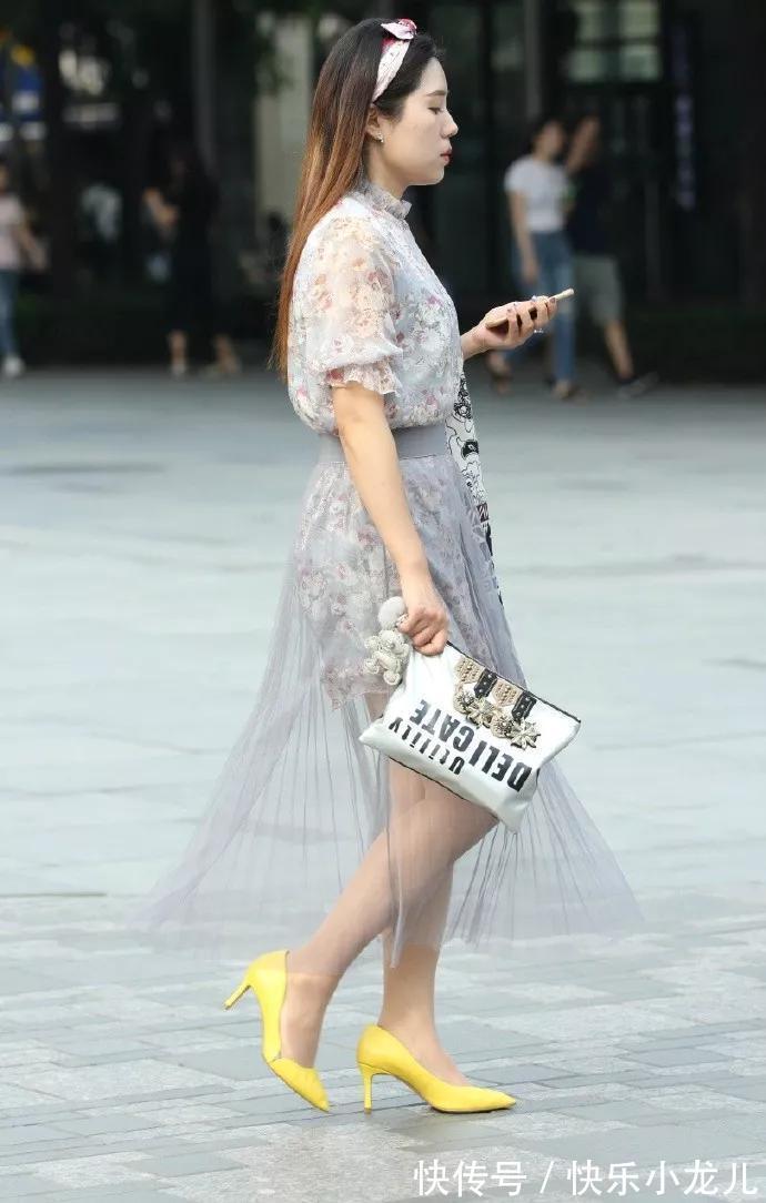 尖头 优雅的纱裙,灰色的色调,让内裙的碎花带有微透的视觉效果