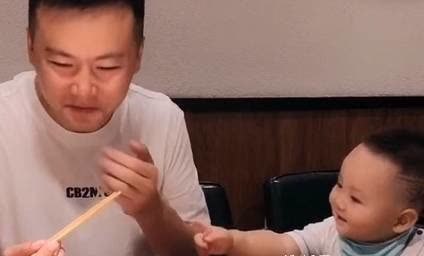 萌娃|奶爸“无所顾忌”式带娃吃饭,娃小手一指:我到底是你亲生的吗?