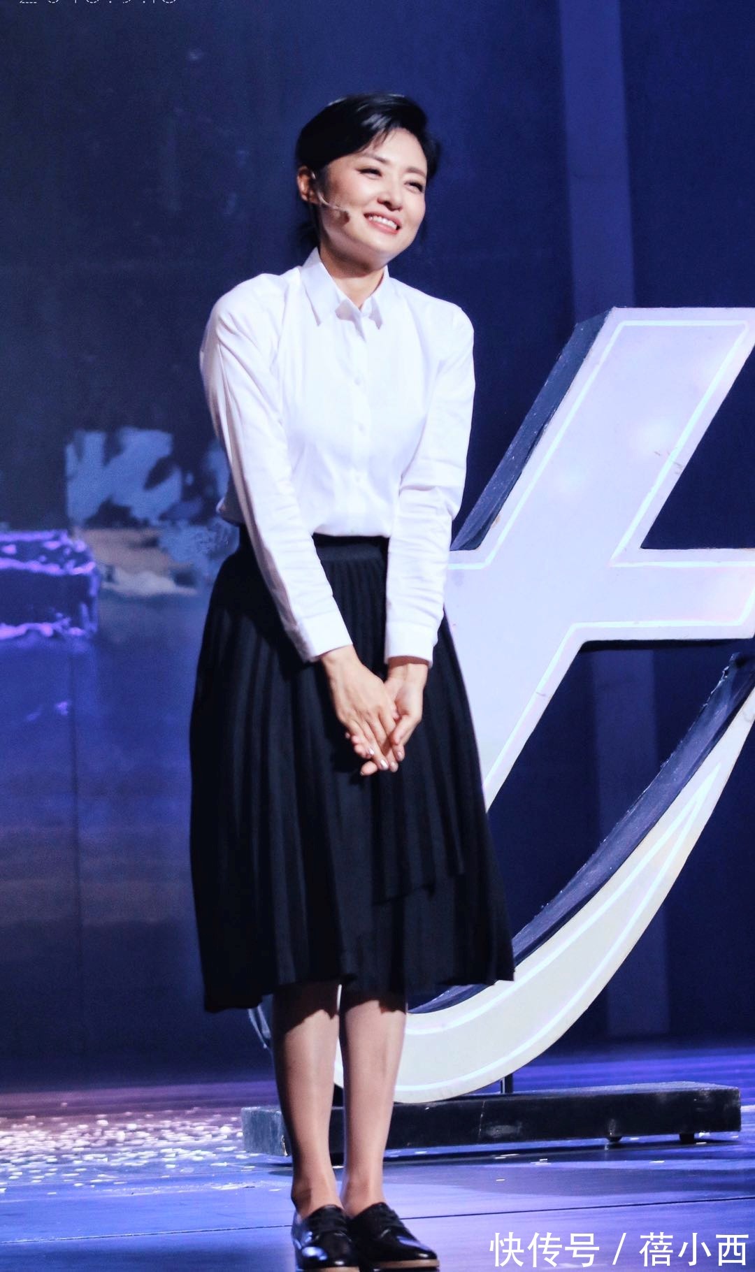 半身裙|周涛的私服穿搭才叫高级,印花外套配小白裤好美,60后女性可照穿