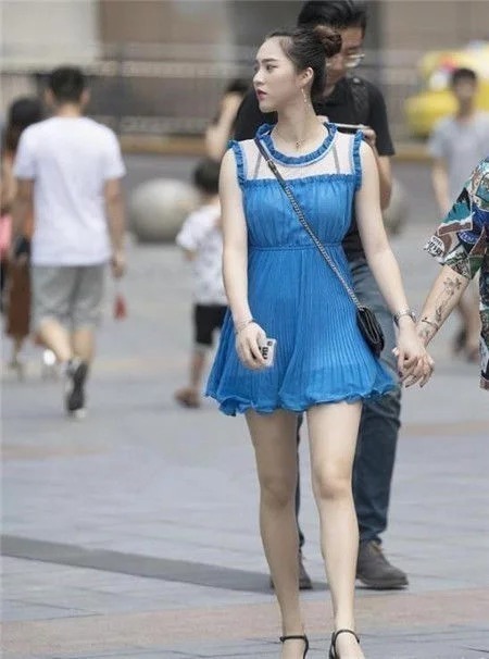 尽显|街拍肤白貌美的小姐姐,修身衣搭配紧身裤,尽显苗条好身材