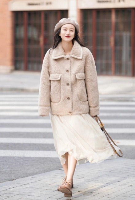 小姐姐|穿搭羊羔毛外套怎么穿出高级感?掌握这几套穿搭法则,好看又减龄!