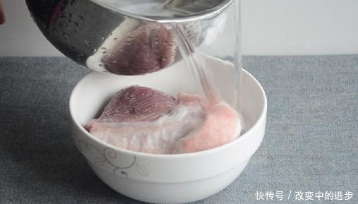 不管多硬的肉,加入几滴它,分分钟就能解冻,网友又学到一招!