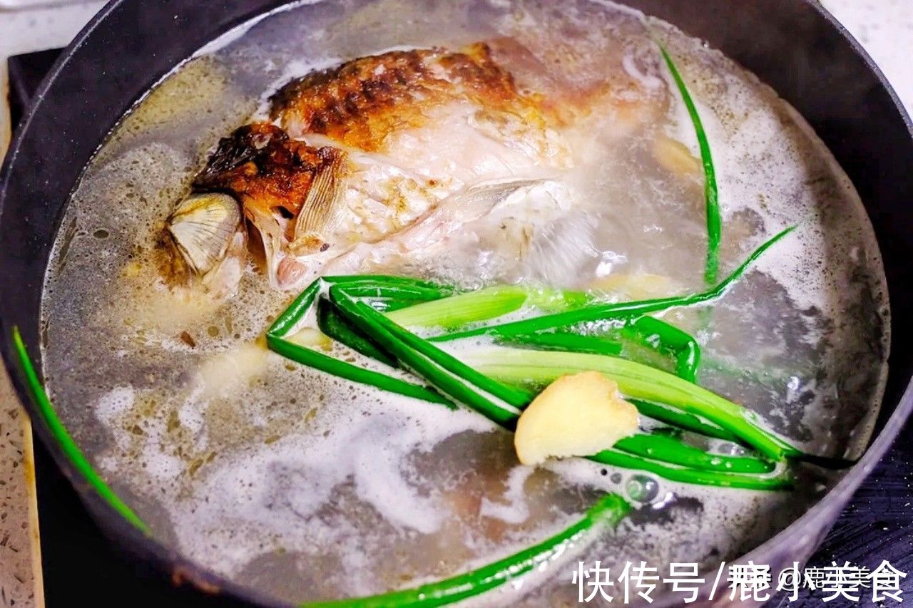 炖鱼汤|只要是炖鱼汤,千万别放“2种材料”,否则鱼汤味杂,鱼肉不鲜嫩