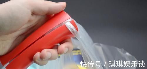 美工刀|空洗衣液瓶子别扔了,改造一下,秒变塑料袋防勒手神器,太实用了