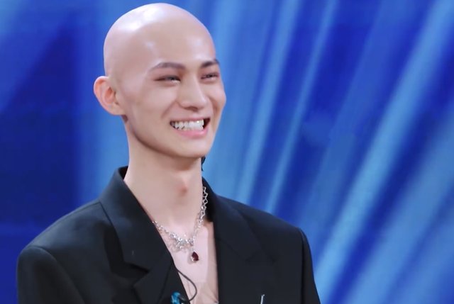 没有花边新闻，靠一颗光头出圈？《青春有你3》走的啥奇葩路线？