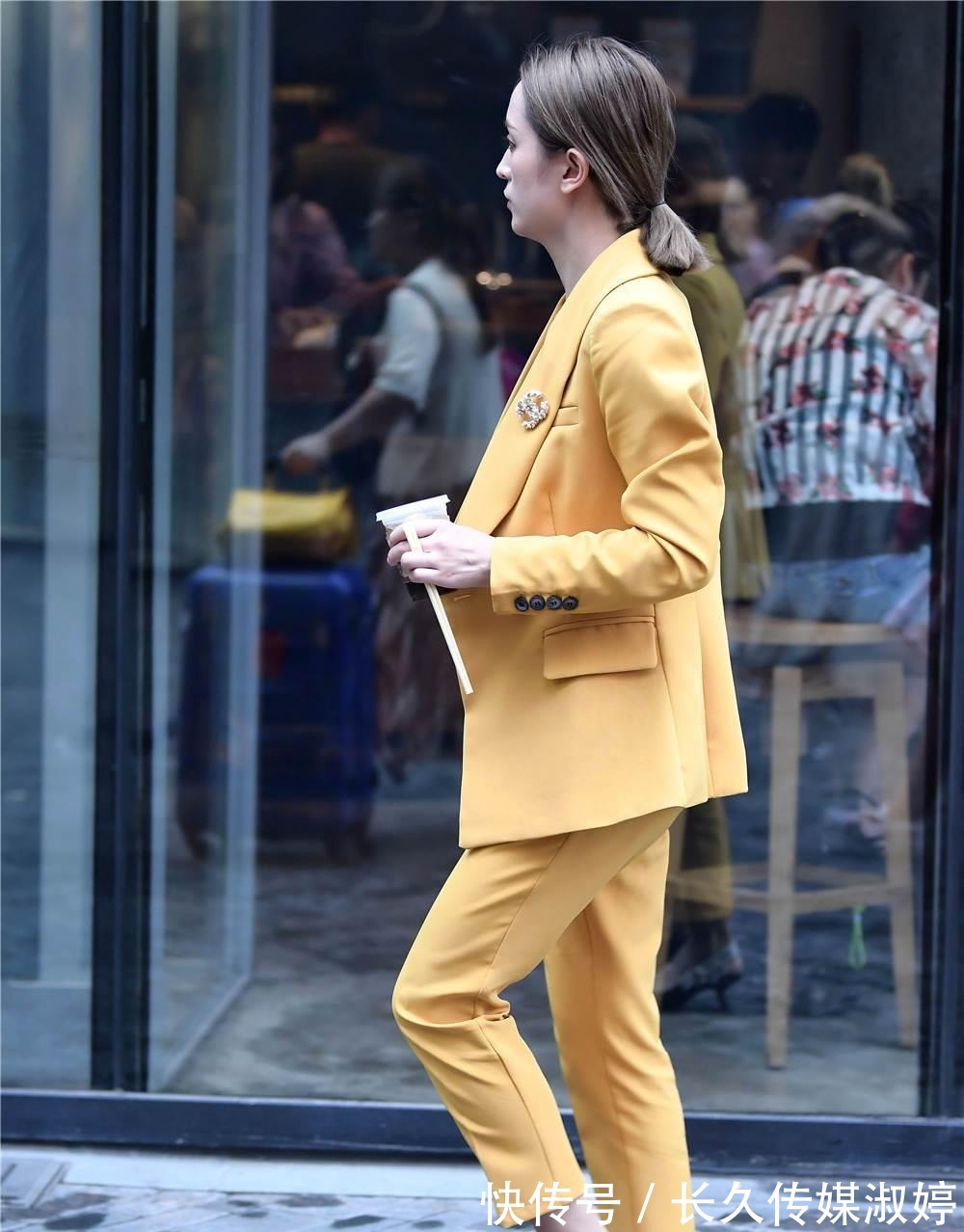 职场|黄色小西服套装,搭配尖头猫跟鞋,职场风格搭配