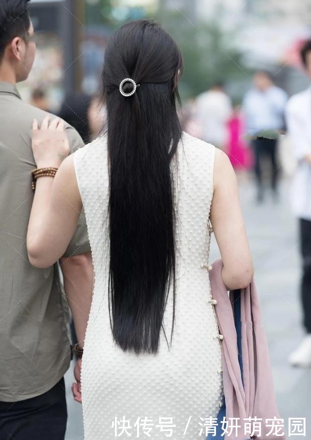 改良版旗袍搭配高跟鞋,弥漫出优雅气质,轻松秀出时尚知性美