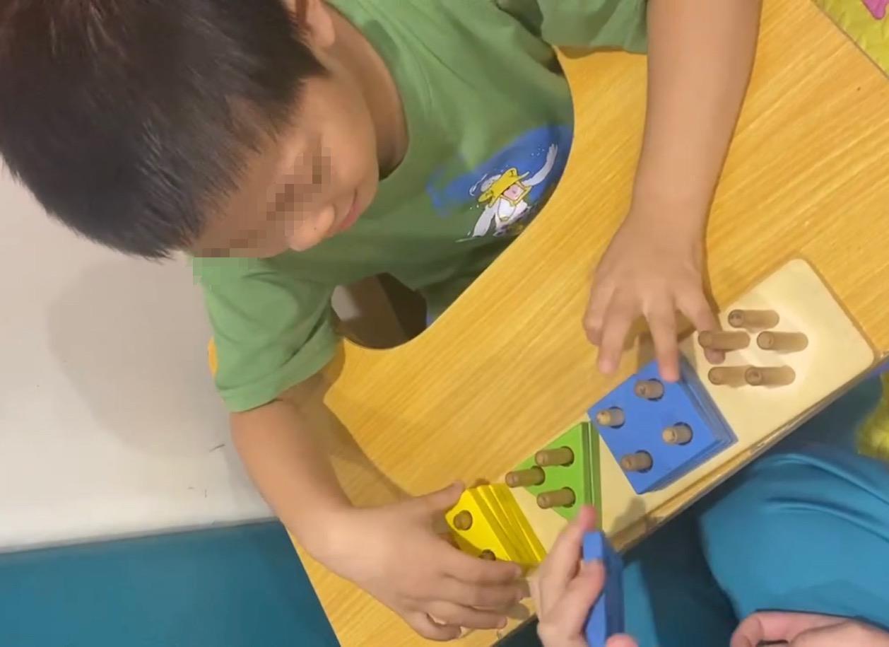 串珠|0-3岁宝宝精细运动发展训练方案,建议家长一定要收藏!