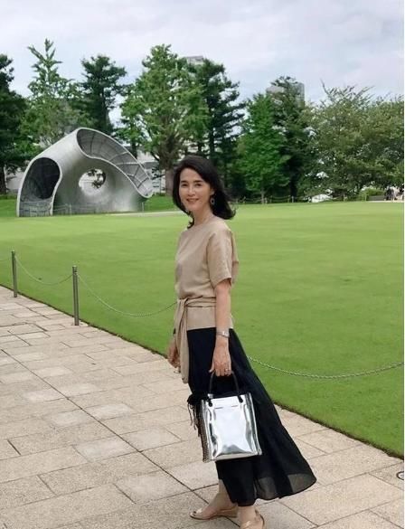 50岁女人拒绝“奶奶装”，学会这样穿，简约优雅又大方体现女人味